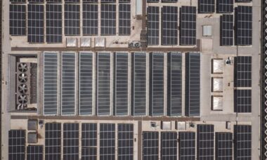 Duurzaam wonen met een sedumdak en zonnepanelen: wat zijn de kosten?